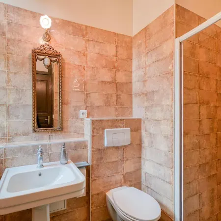 Le Petit Château De Au Bois Du Mée 4*