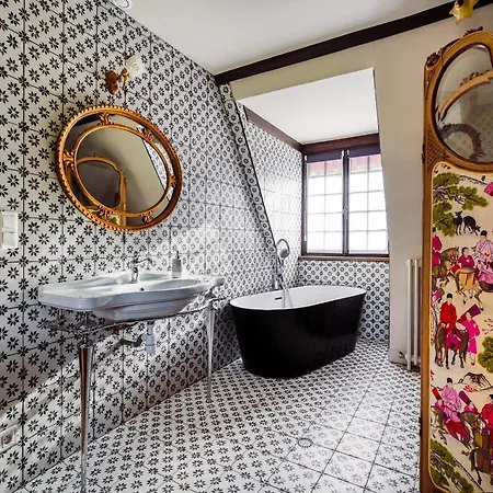 Le Petit Château De Au Bois Du Mée 4*