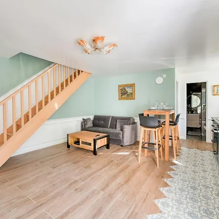 Le Petit Château De Au Bois Du Mée 4*