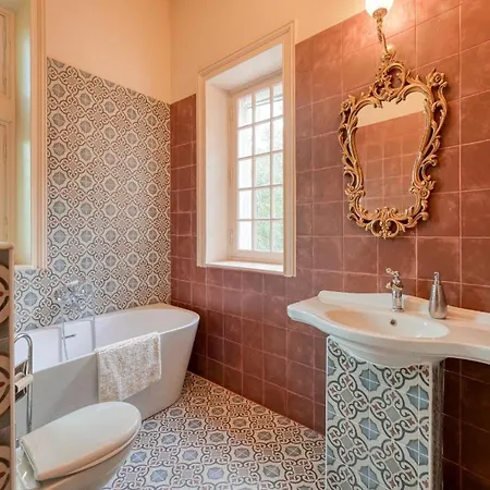 Le Petit Château De Au Bois Du Mée Bed and breakfast 4*