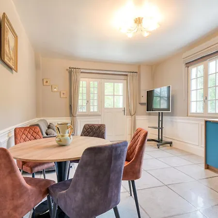 Le Petit Château De Au Bois Du Mée 4*