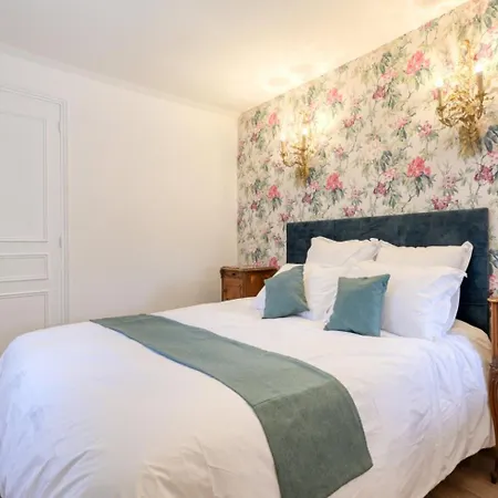 Le Petit Château De Au Bois Du Mée Bed and breakfast 4*