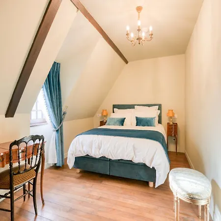 Le Petit Château De Au Bois Du Mée Bed and breakfast Barbizon