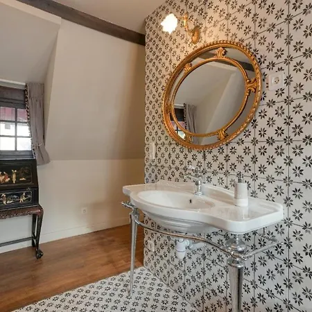 Le Petit Château De Au Bois Du Mée 4*