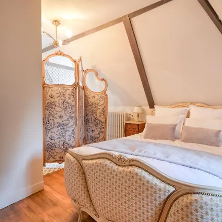 Le Petit Chateau De Au Bois Du Mee