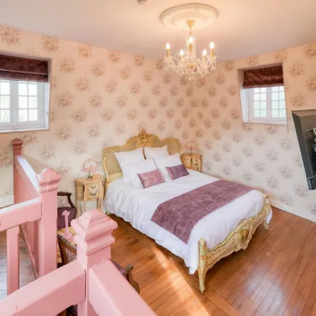Bed and breakfast Le Petit Château De Au Bois Du Mée