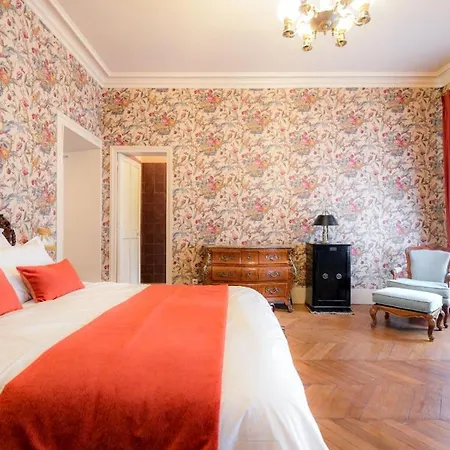 Le Petit Château De Au Bois Du Mée Bed and breakfast