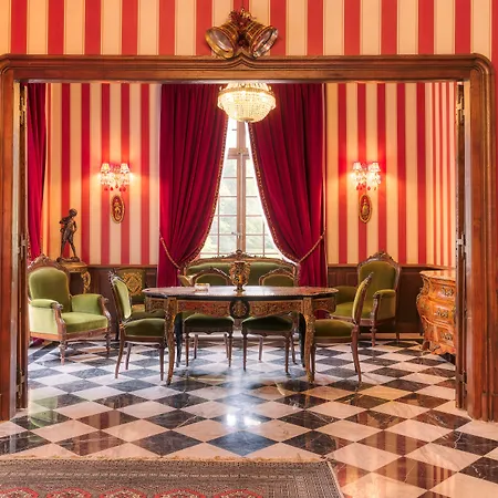 Le Petit Château De Au Bois Du Mée Bed and breakfast 4*