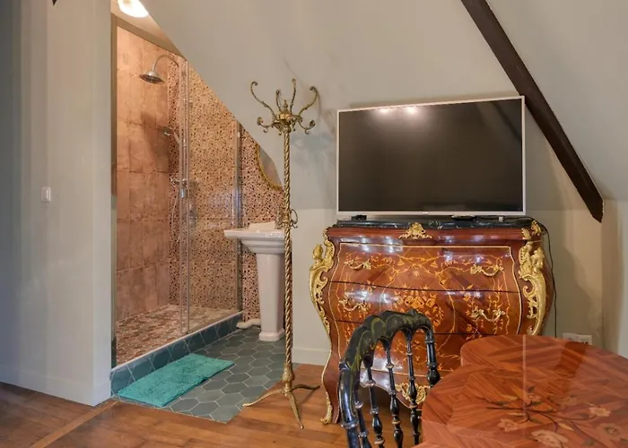 Le Petit Chateau De Au Bois Du Mee 4*